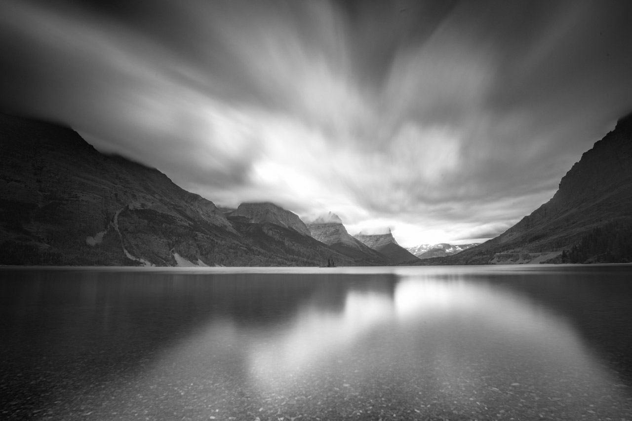 Nuages sur le lac Saint Mary dans le parc national des Glaciers.