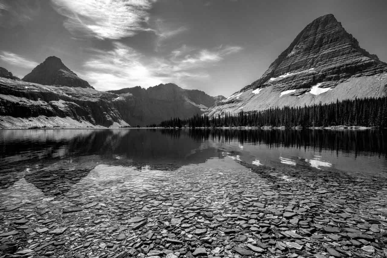 Réflections dans un lac dans le parc national des Glaciers.
