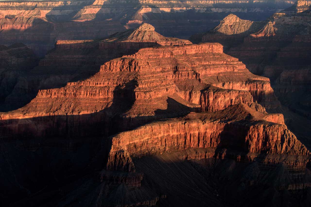 Amphitéâtre dans le Grand Canyon au lever de soleil.