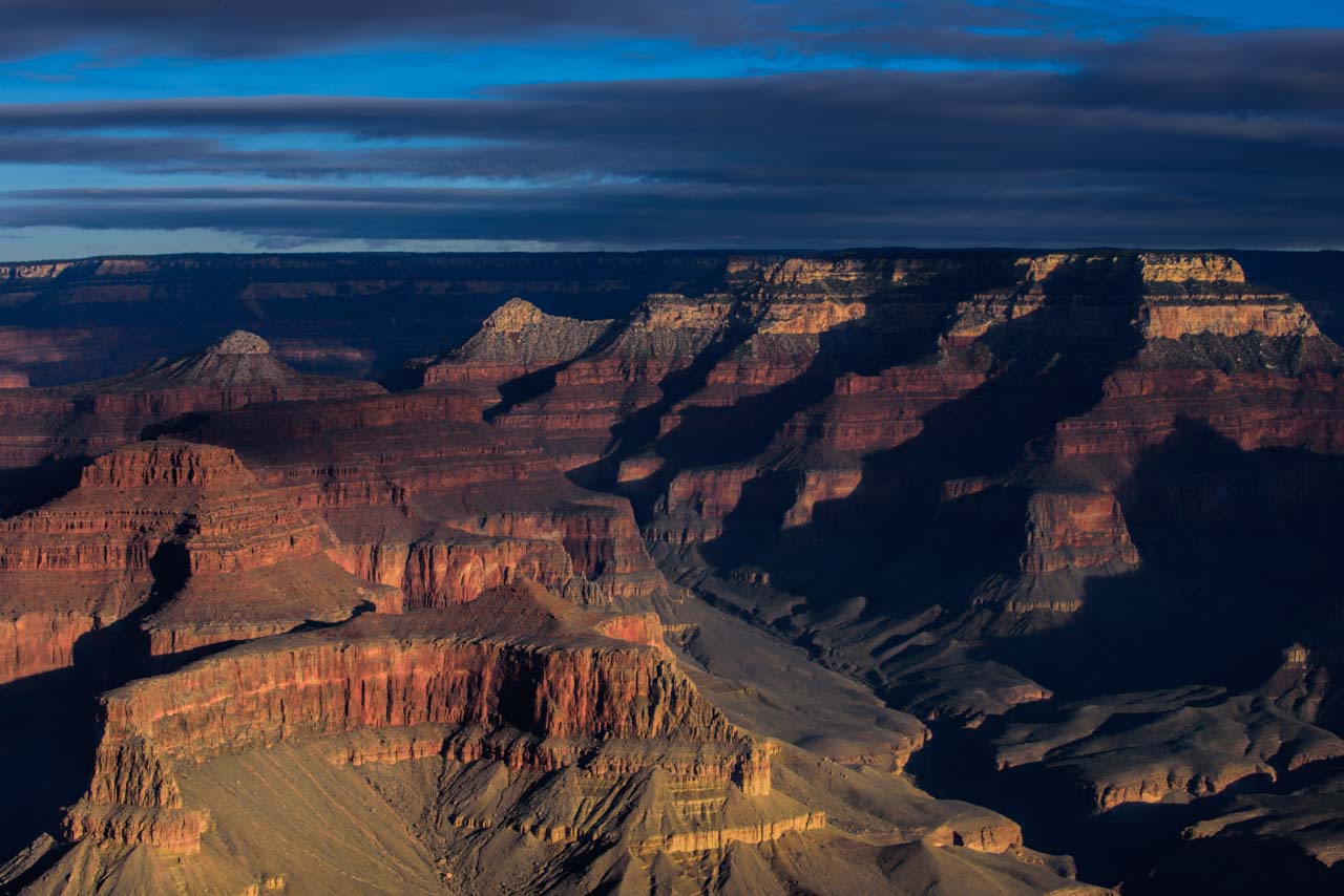 Amphitéâtre dans le Grand Canyon au lever de soleil.