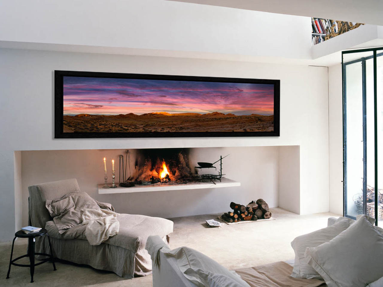 Une photo d'art en couleur de la collection 'Valley of Fire' accrochée au dessus d'une cheminée dans un salon.