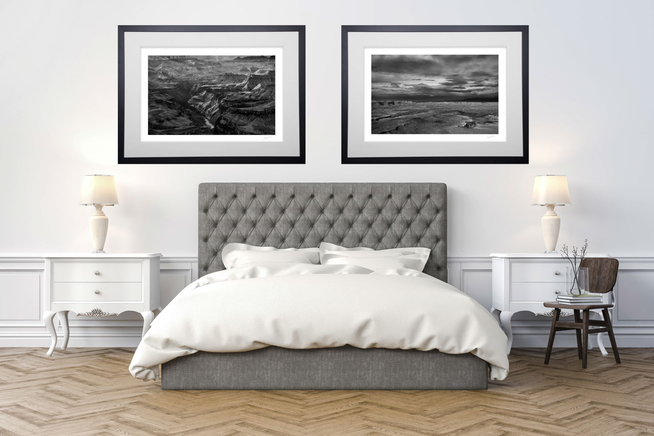 Deux photos d'art de paysages en noir et blanc en édition limitée accrochées sur un mur dans une chambre.