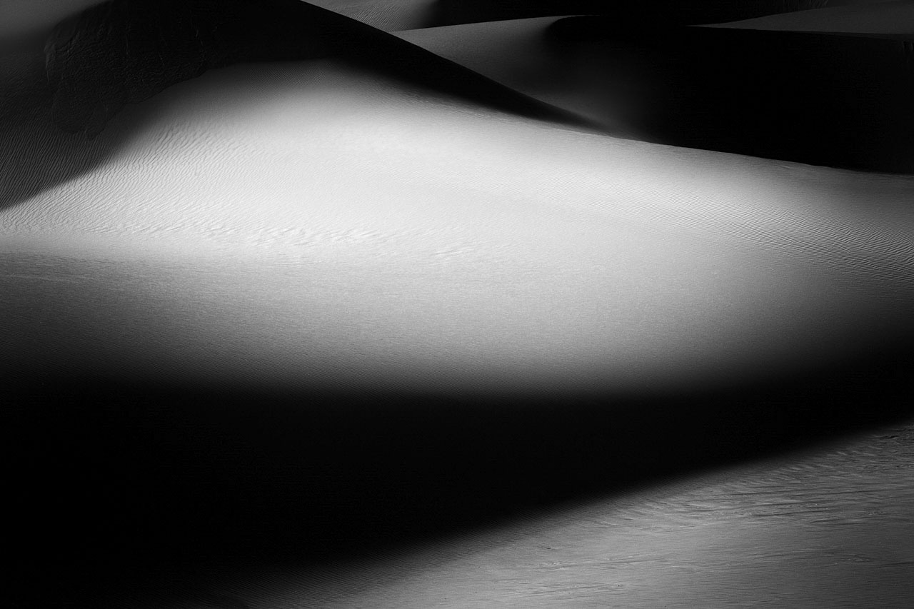 Black and white fine art photo of a dune in White Sand Dunes in New Mexico in black and white.