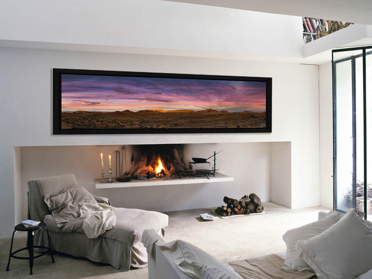 Un tirage d'art en couleur au format panoramique de Valley of Fire dans le Nevada exposé dans un salon.