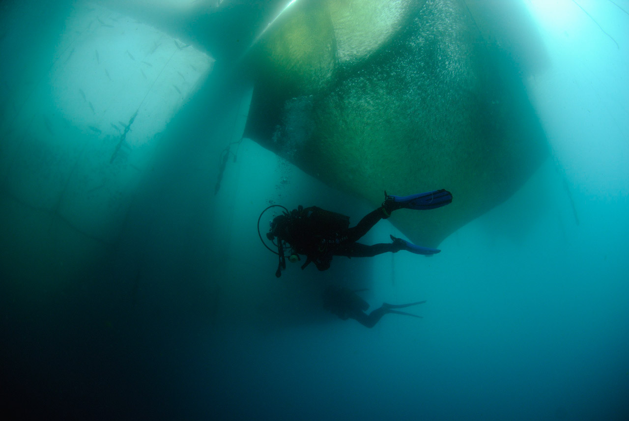 La ferme aquacole de Cannes en France. Mer Méditerranée.