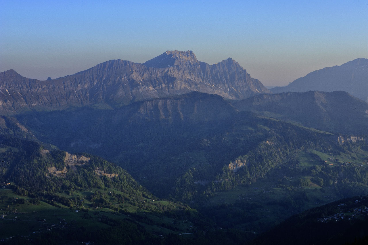 Paysages alpestres autour du village de Hauteluce en Savoie.