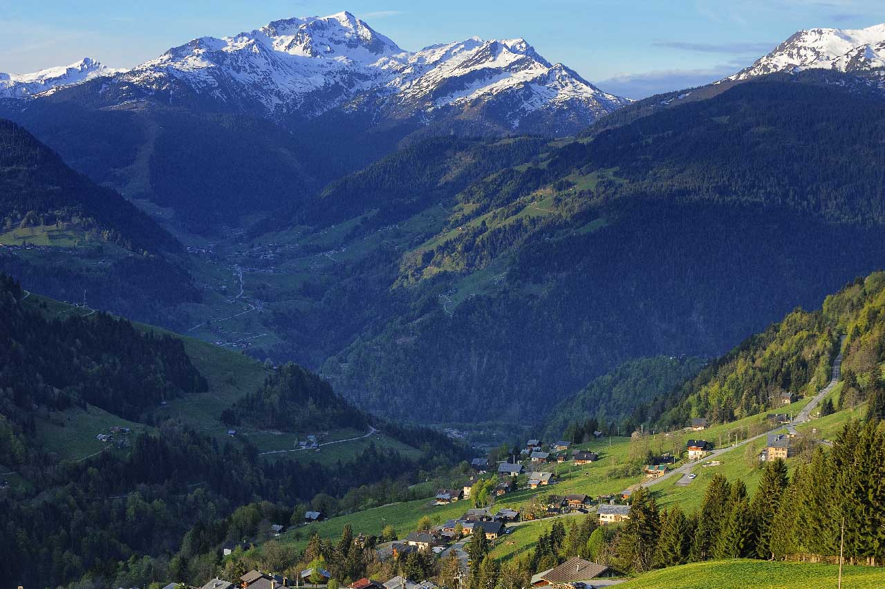 Paysages alpestres autour du village de Hauteluce en Savoie.
