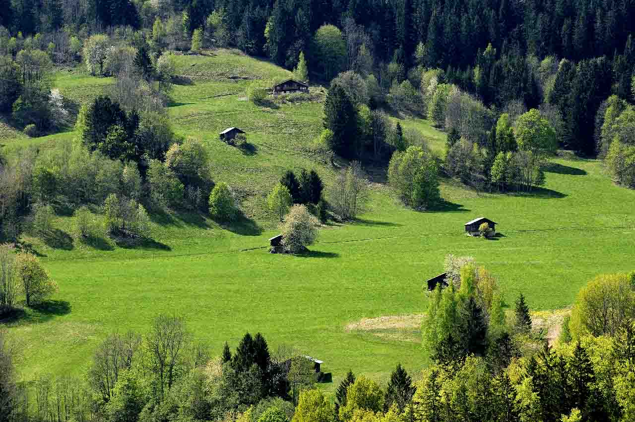 Paysages alpestres autour du village de Hauteluce en Savoie.