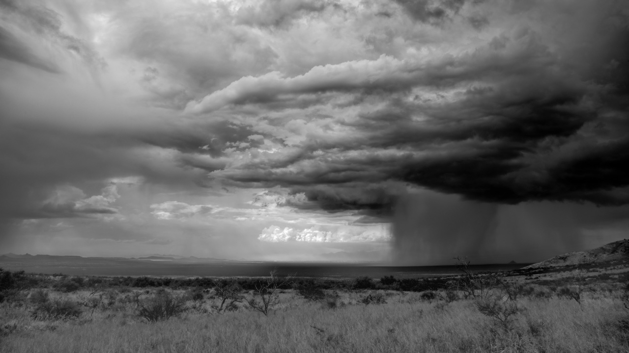 Photographie en noir et blanc d'un paysage du canyon de Madera pendant un orage.
