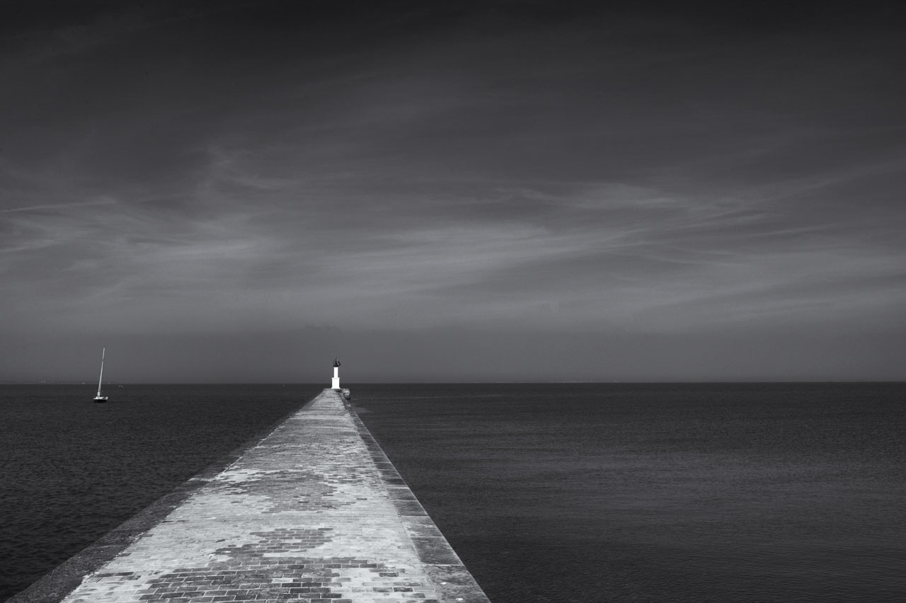Photo minimaliste d'une jetée.