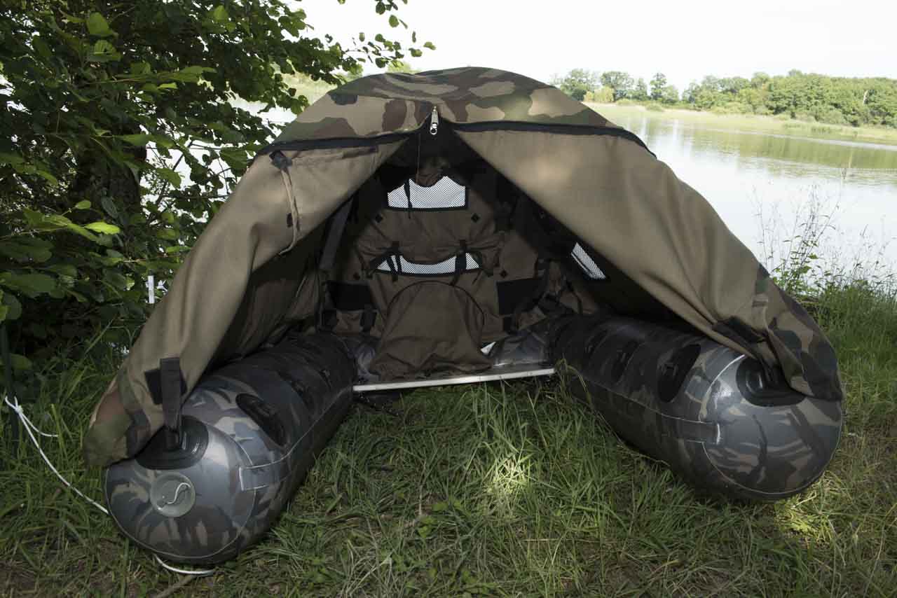 L'affût flottant "Mr Jan Gear" est constitué par un boudin gonflable et d'une tente fixée sur deux arceaux.