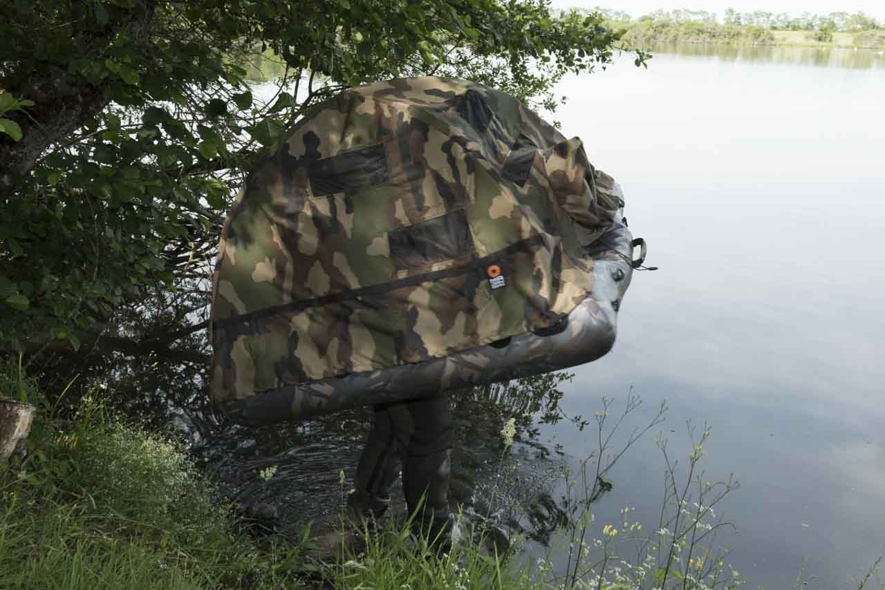 L'entrée dans l'eau se fait facilement à l'aide deux poignées fixées sur le boudin gonflable.