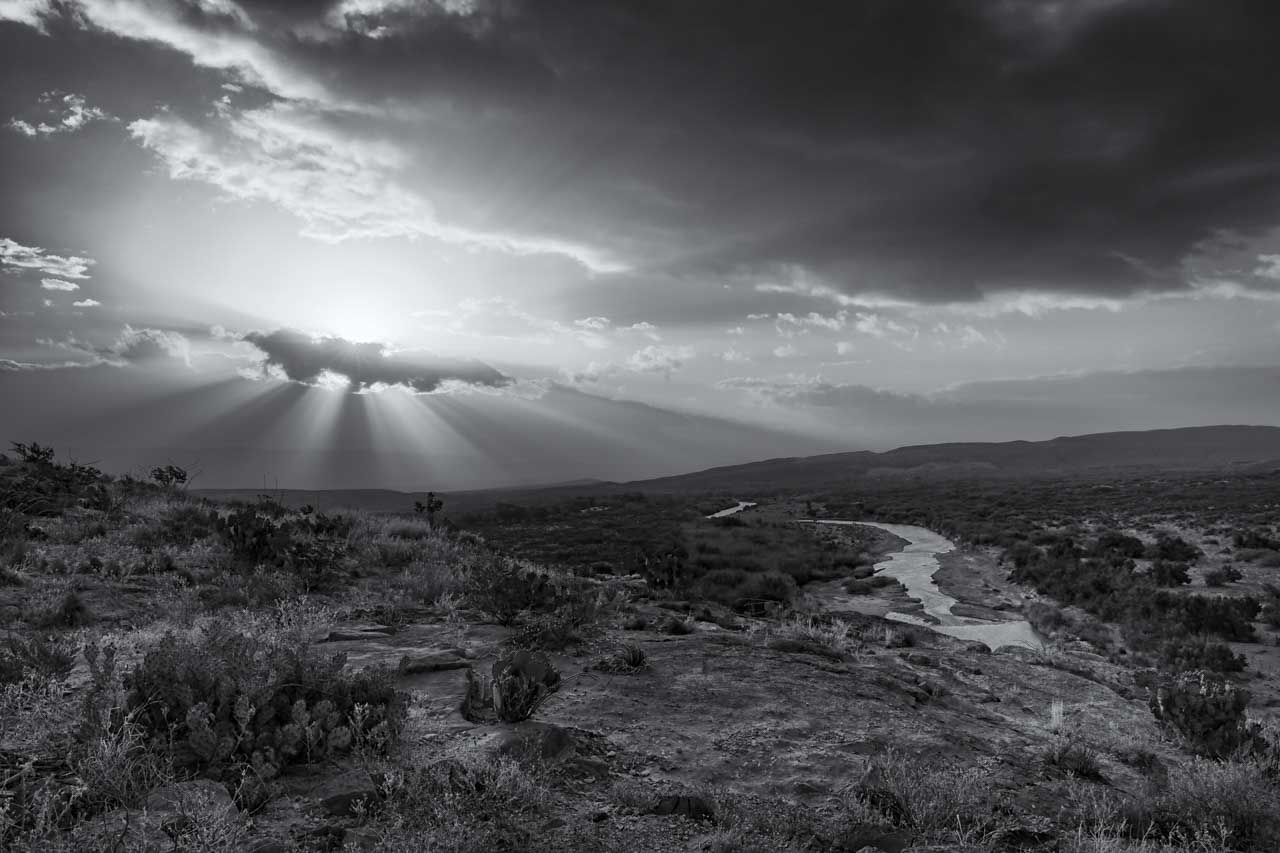 Cette photographie en noir et blanc d'un paysage de Big Bend au Texas a été développée pour provoquer la quiétude et la relaxation.