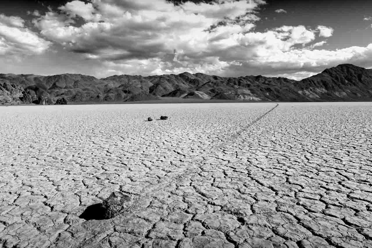 Une pierre qui bouge à Race Track Playa dans la vallée de la Mort.
