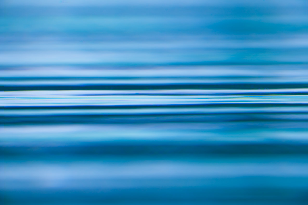 Cette photographie artistique de vagues sur l'eau fait partie de la collection de photos d'art 'Mondes parallèles'.
