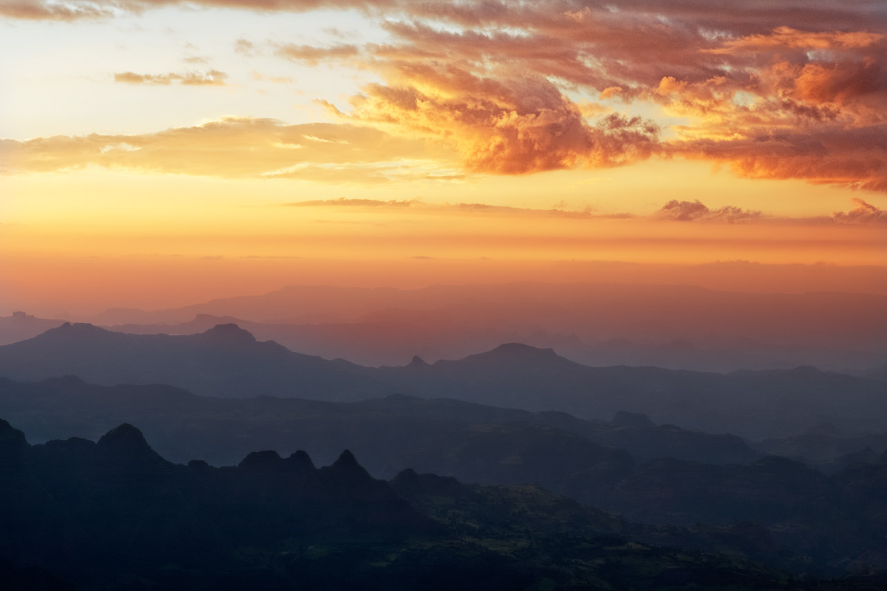Lever de soleil sur les montagnes du Simien en Ethiopie. Photographie par Amar Guillen photographe artiste.