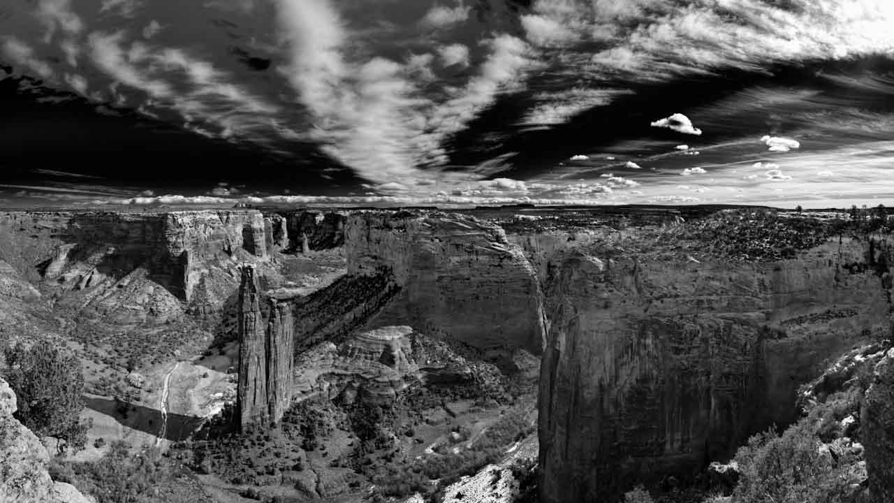 Paysage en noir et blanc du Canyon de Chelly en Arizona aux Etats-Unis. Photographie par Amar Guillen, artiste photographe.