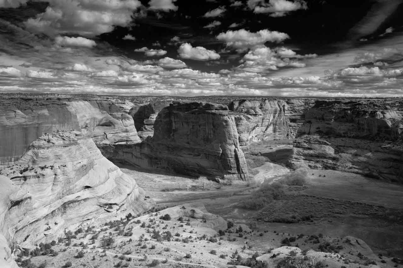 Paysage en noir et blanc du Canyon de Chelly en Arizona aux Etats-Unis. Photographie par Amar Guillen, artiste photographe.