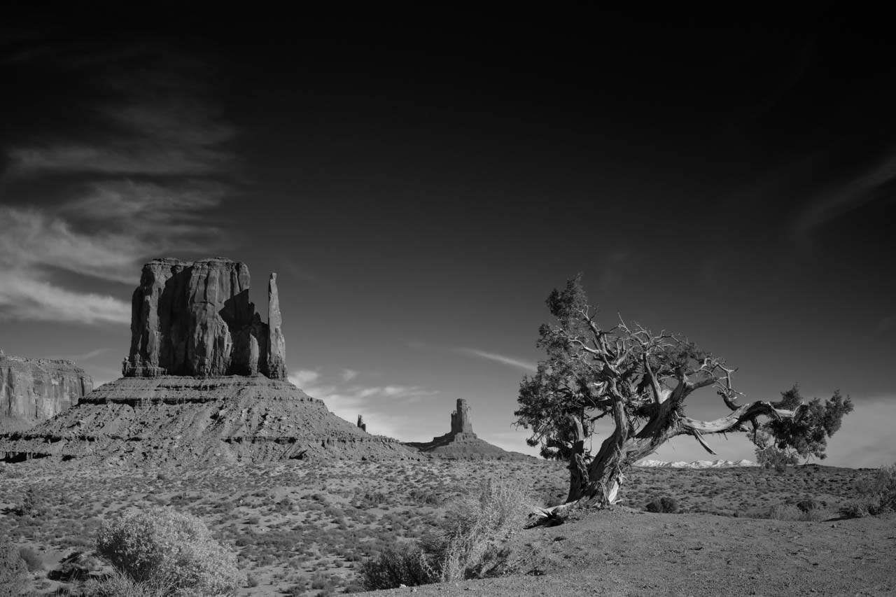 Paysage en noir et blanc de Monument Valley dans l'Arizona. Photographie par Amar Guillen, artiste photographe