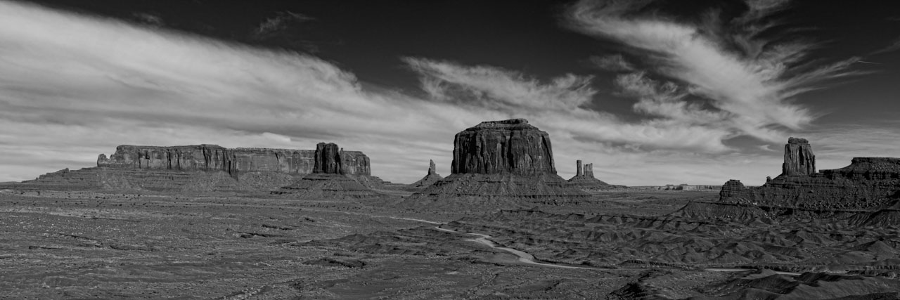 Photographie en noir et blanc d'un paysage minéral de Monument Valley dans l'Arizona aux Etats-Unis. Photographie par Amar Guillen, artiste photographe.