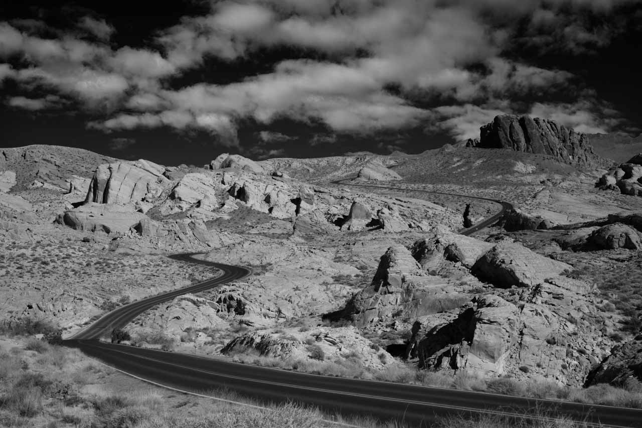 La route qui traverse Valley of Fire en noir et blanc. Photographie par Amar Guillen, artiste photographe.