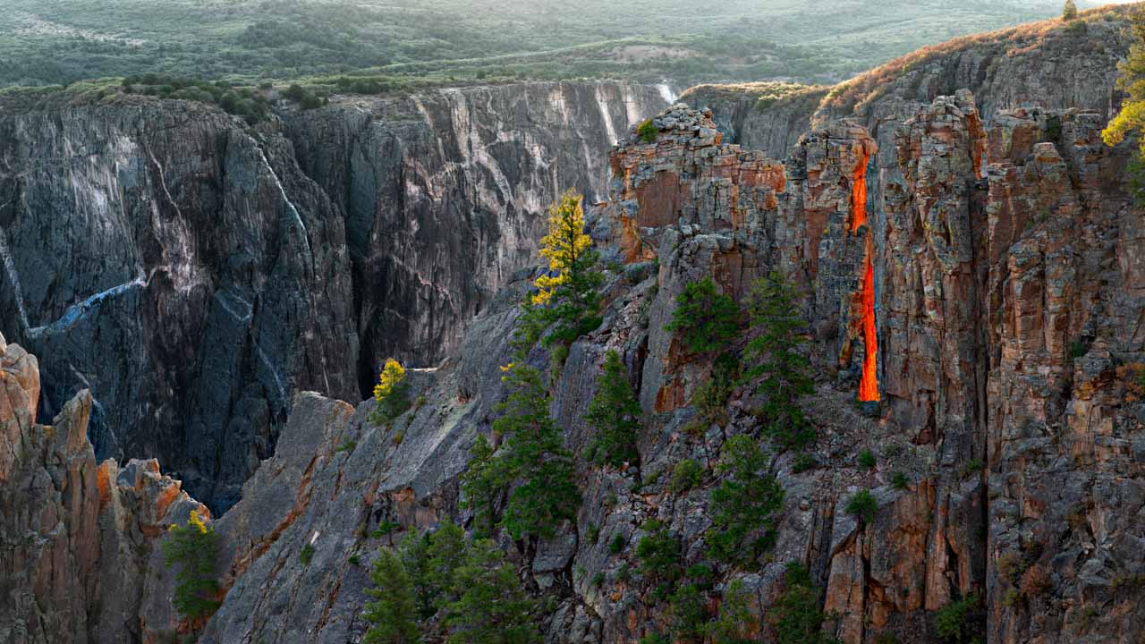 La langue de dragon rougeoyante du Black Canyon dans l'état du Colorado aux Etats-Unis. Photographie par Amar Guillen, artiste photographe