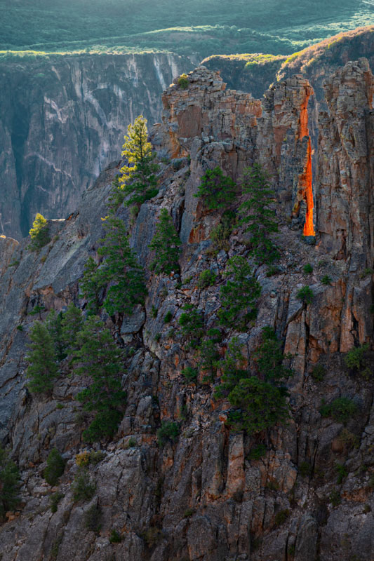 La langue de dragon rougeoyante du Black Canyon dans l'état du Colorado aux Etats-Unis. Photographie par Amar Guillen, artiste photographe
