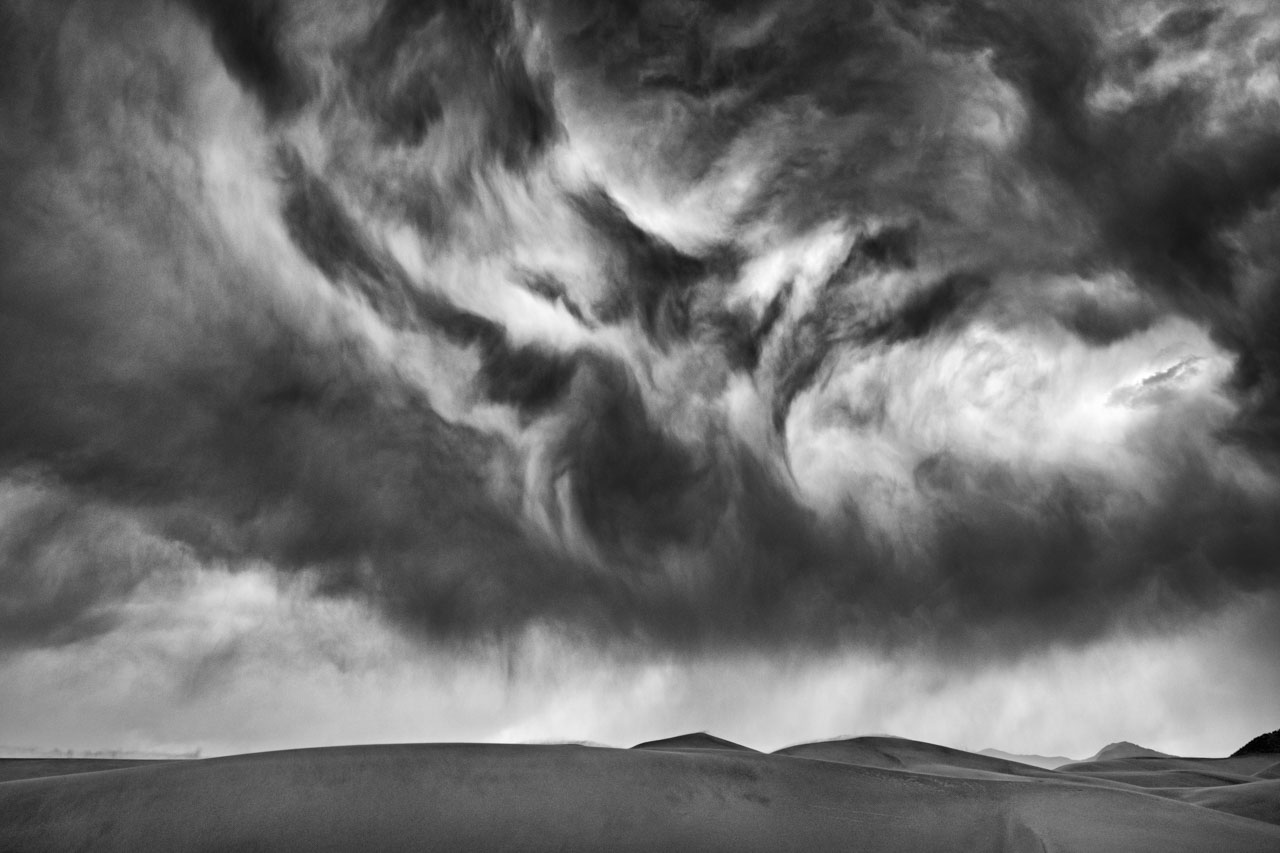 Paysage en noir et blanc de Great Sand Dunes dans l'état du Colorado aux Etats-Unis.