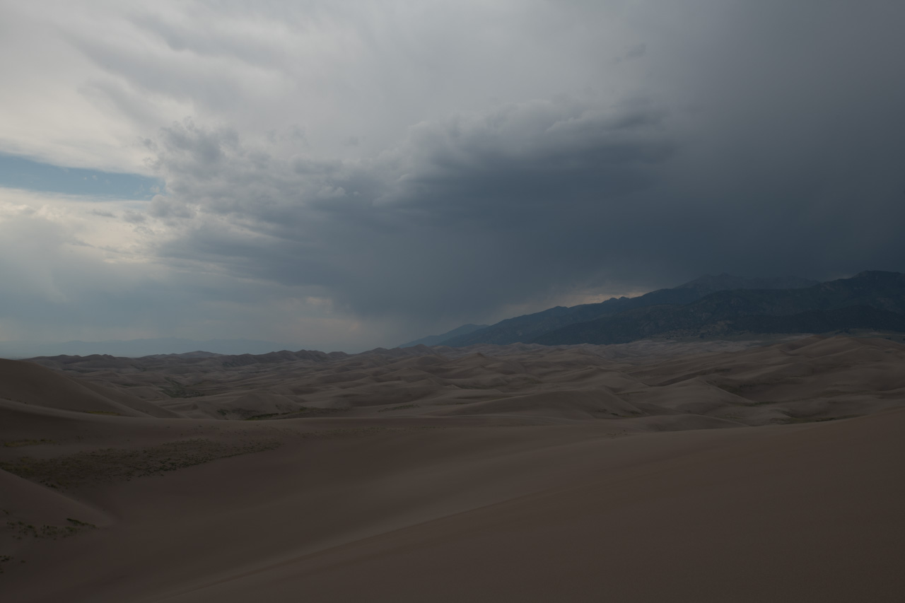 Photo brute d'un paysage de Great Sand Dunes dans l'état du Colorado aux Etats-Unis.