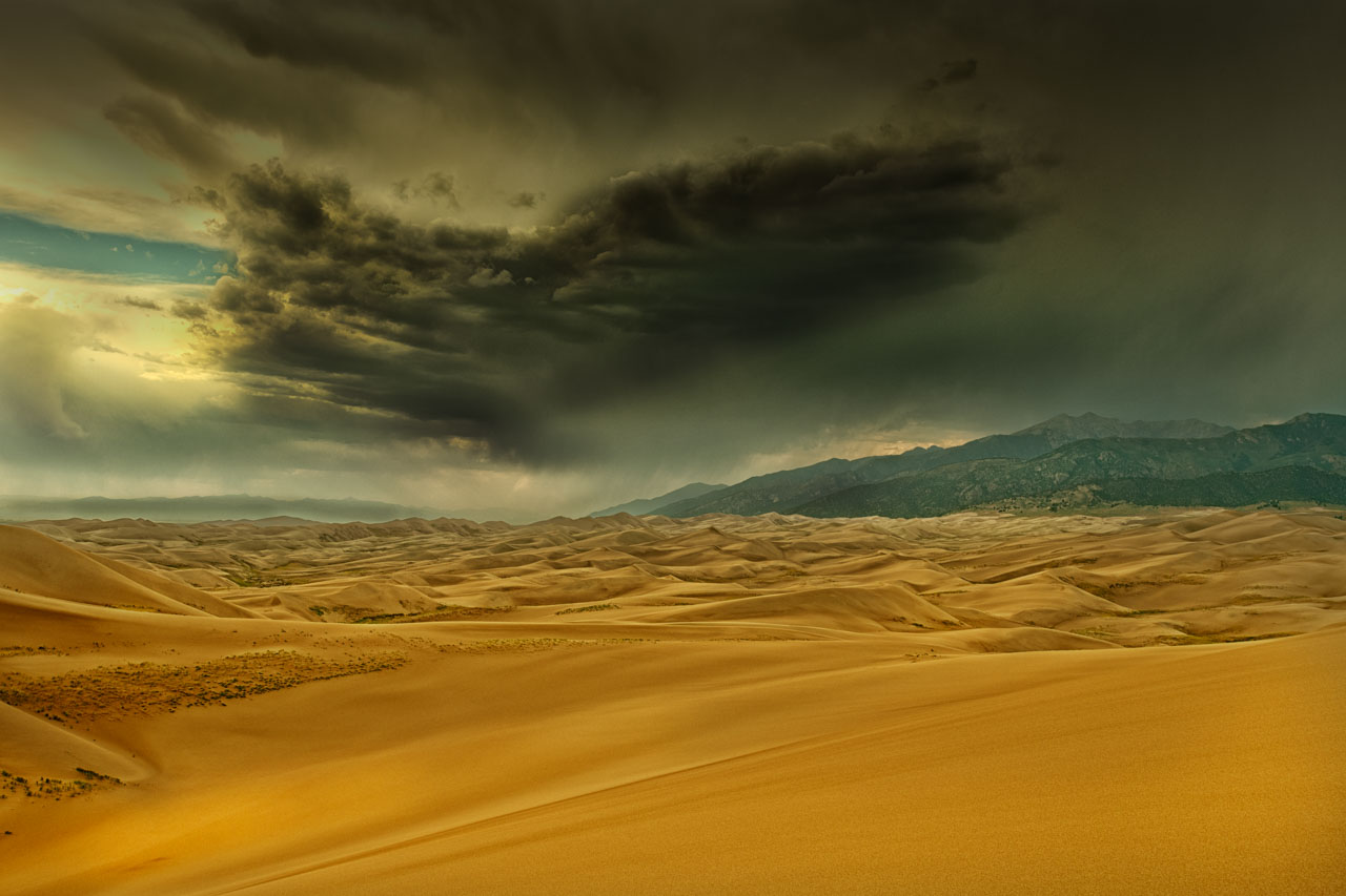 Photo développée en couleur d'un paysage de Great Sand Dunes dans l'état du Colorado aux Etats-Unis.