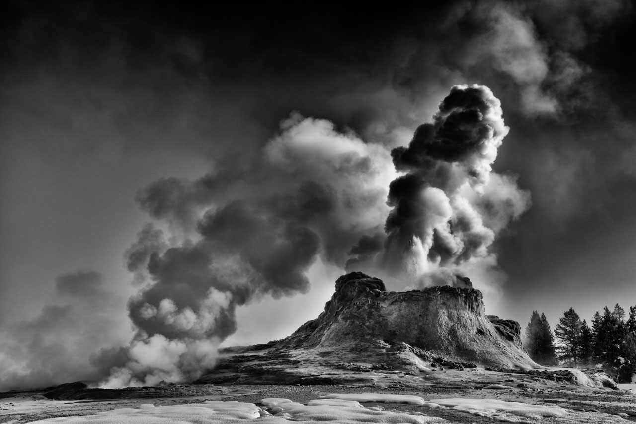 Photo en noir et blanc d'un geyser dans le Yellowstone en hiver. Photo par Amar Guillen.