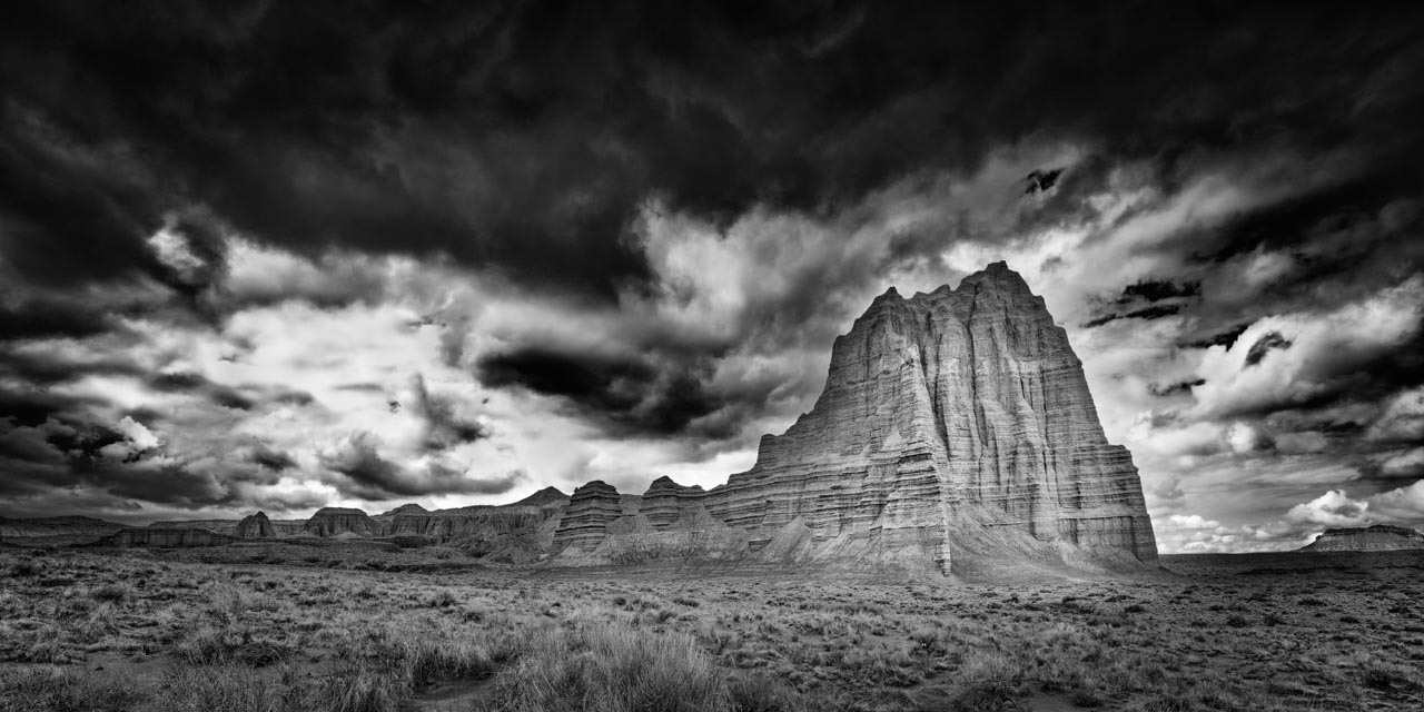 Paysage en noir et blanc de Cathedral Valley dans l'état de L'utah. Photo en noir et blanc par Amar Guillen.