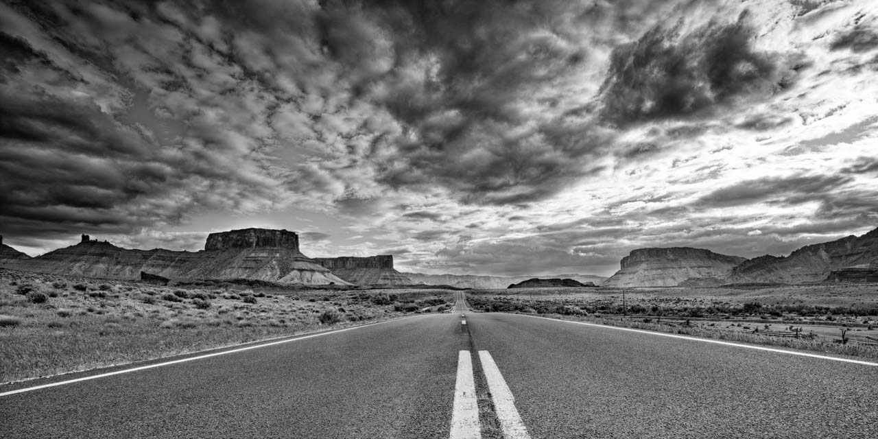Cette route qui s'enfonce vers Castle Valley, donne de la profondeur à la photo.