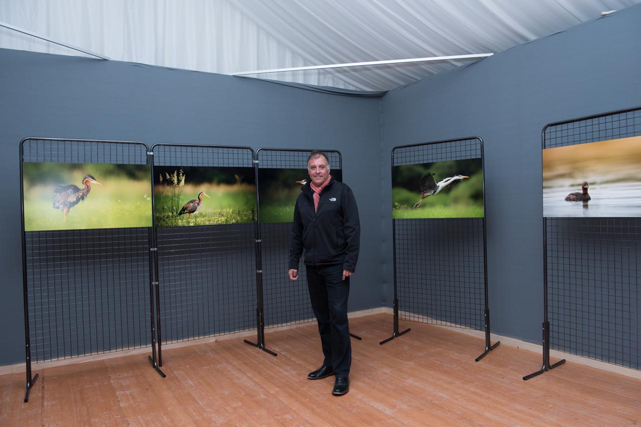 Amar Guillen, durant une exposition de photos animalières.