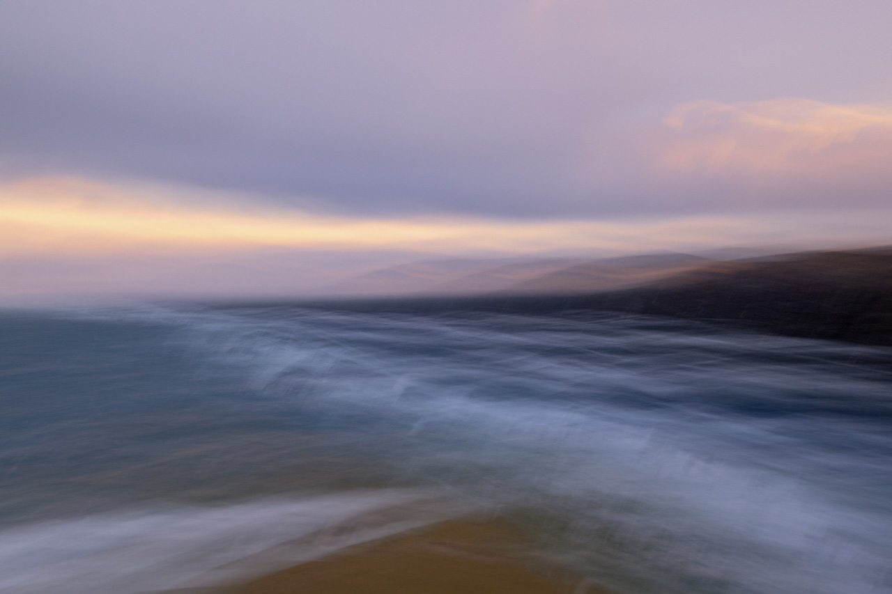 Un paysage côtier de l'Ecosse en couleur avec un effet artistique. Photographie d'art dans le style impression par Amar Guillen, artiste photographe.