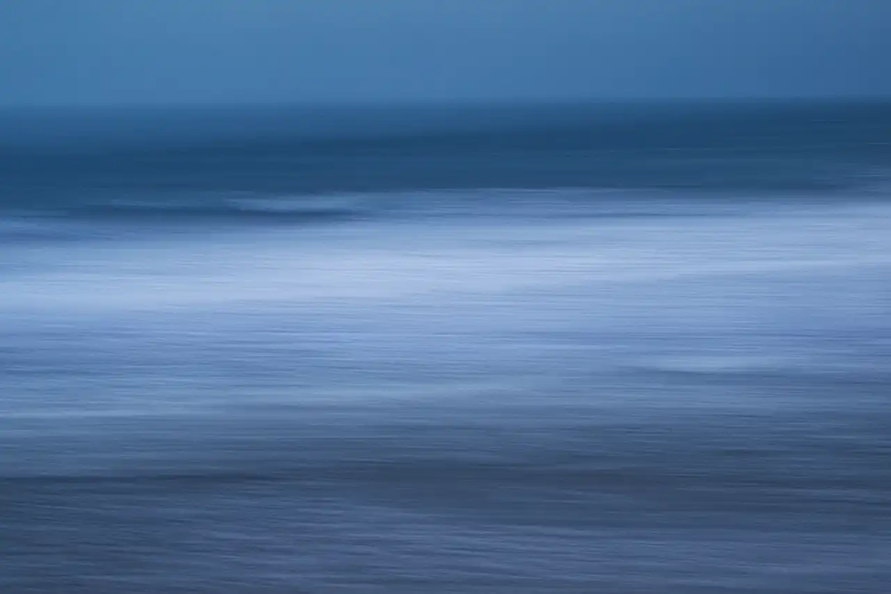 L'océan atlantique photographié de manière flou en ICM depuis la côte du Finistère sud en Bretagne en France. Photographie d'art en couleur par Amar Guillen, artiste photographe.