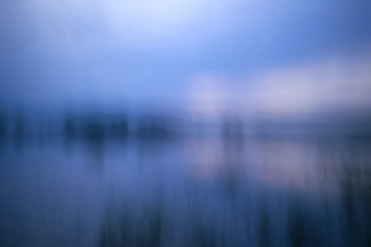 Un étang de la Dombes photographié en ICM dans le style Impression. Photographie d'art en couleur par Amar Guillen, artiste photographe.