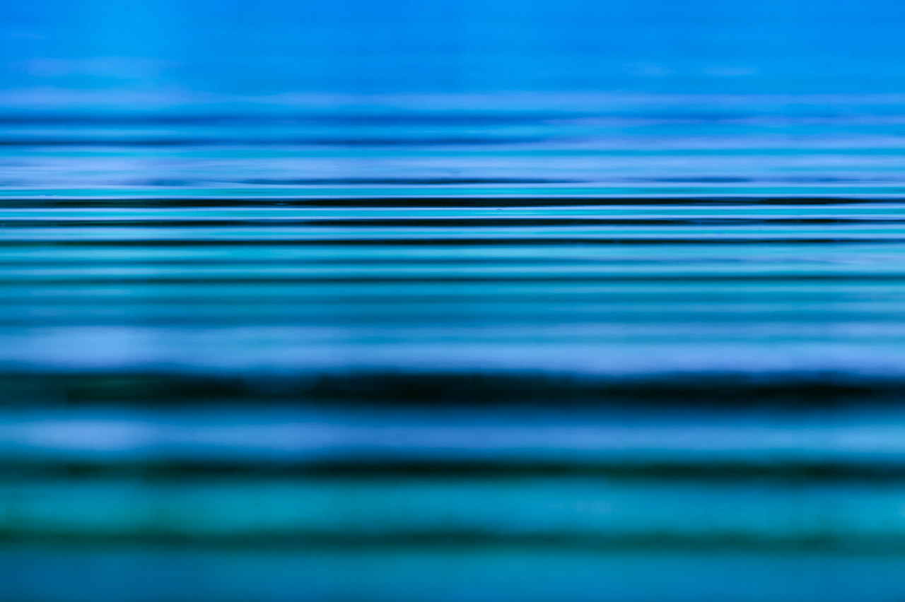 Vaguelettes à la surface de l'eau. Photographie par Amar Guillen, artiste photographe.