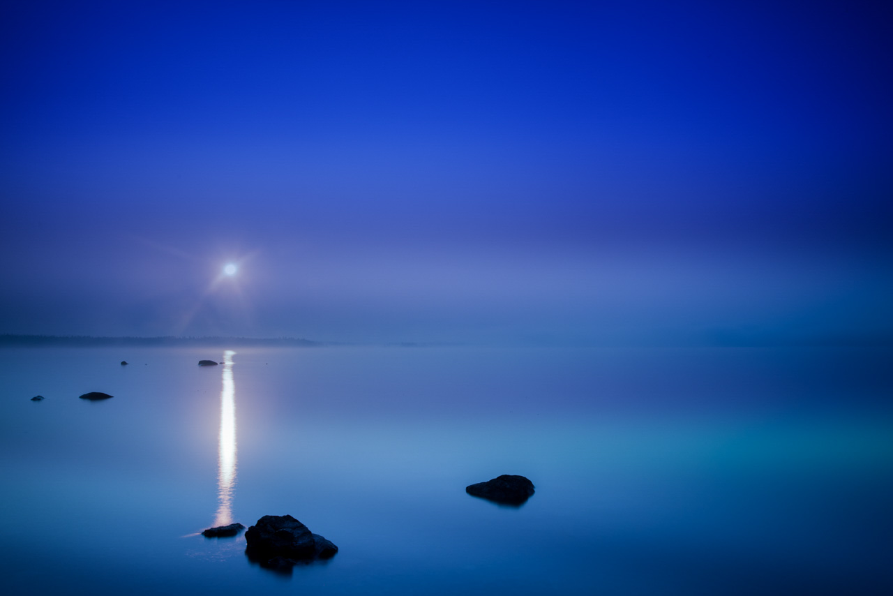 Heure blue matinale sur le lac de Yellowstone dans l'Utah aux Etats-Unis. Photographie par Amar Guillen, artiste photographe..