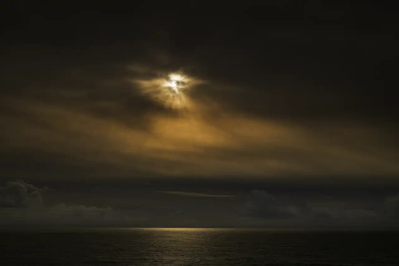 ULever de soleil sur l'océan atlantique depuis la pointe du Raz dans le finistère sud en Bretagne. Photographie d'art en couleur par Amar Guillen, artiste photographe.