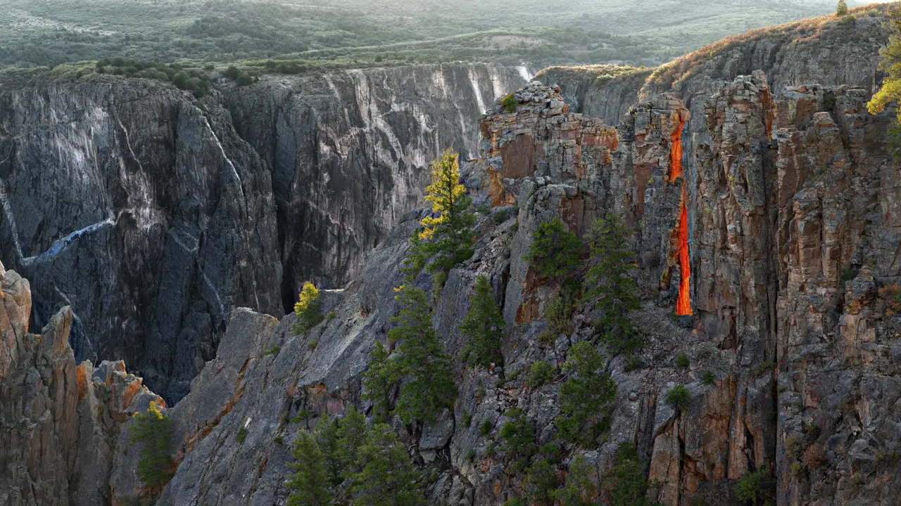 Photo en couleur d'un paysage de Black Canyon of the Gunnison dans le Colorado. Photographie d'art en couleur par Amar Guillen, artiste photographe.