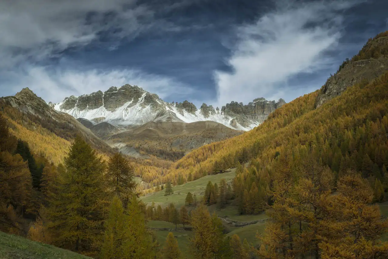 Paysage du Queyras dans les Hautes- Alpes en France. Photographie d'art en couleur par Amar Guillen, artiste photographe.