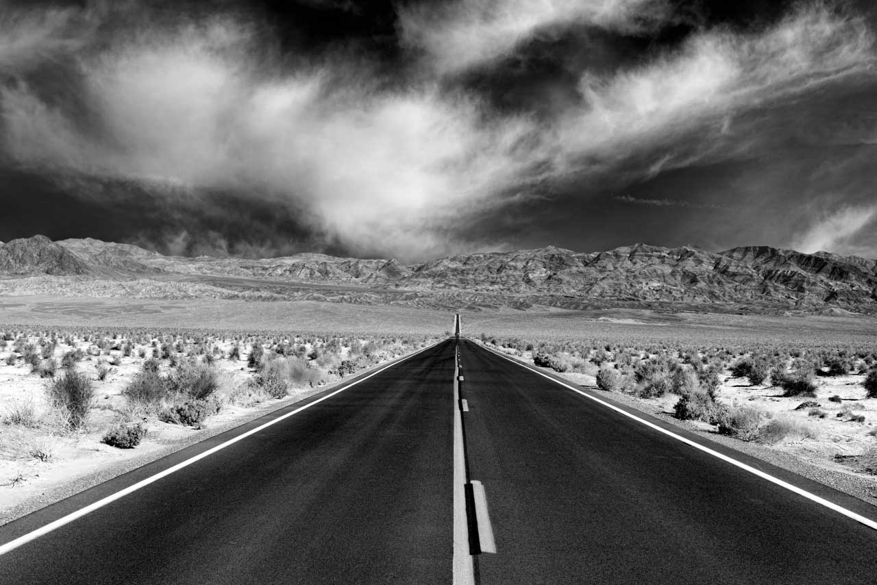 Road in Californie towards Death Valley. Photograph by Amar Guillen, photographer artist.