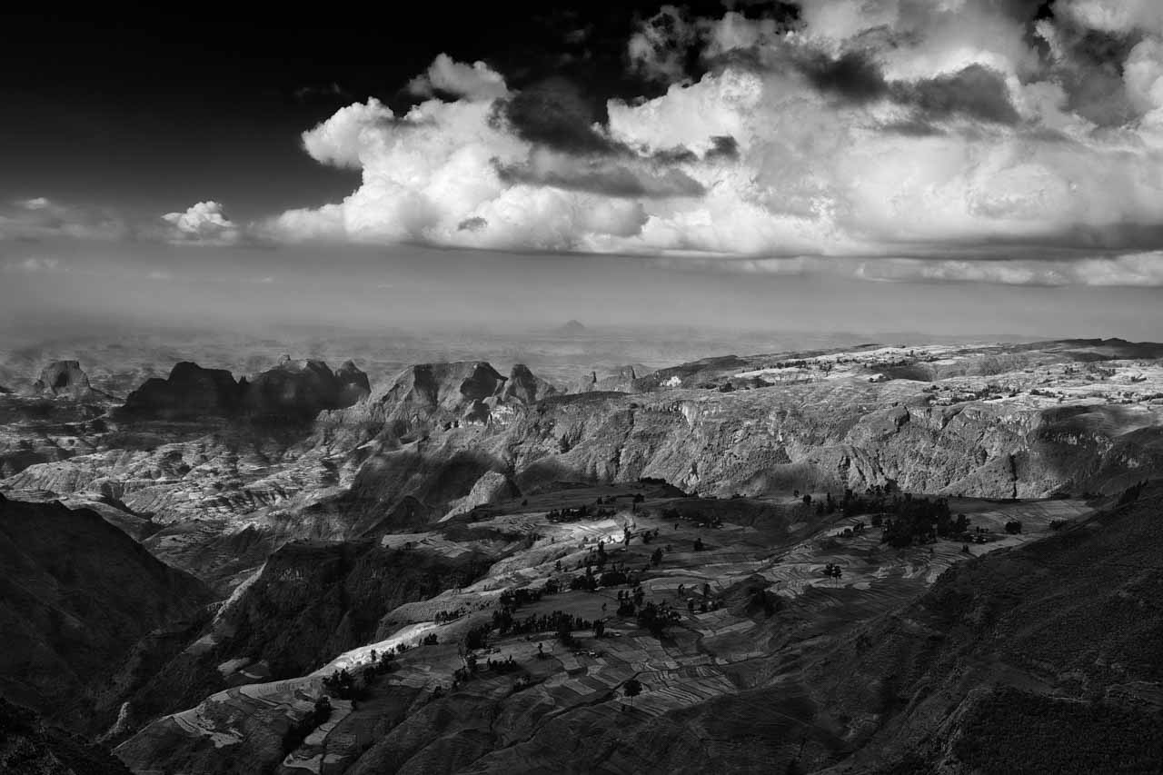 Photo en noir et blanc des Monts Simien en Ethiopie. Photographie par Amar Guillen, artiste photographe.