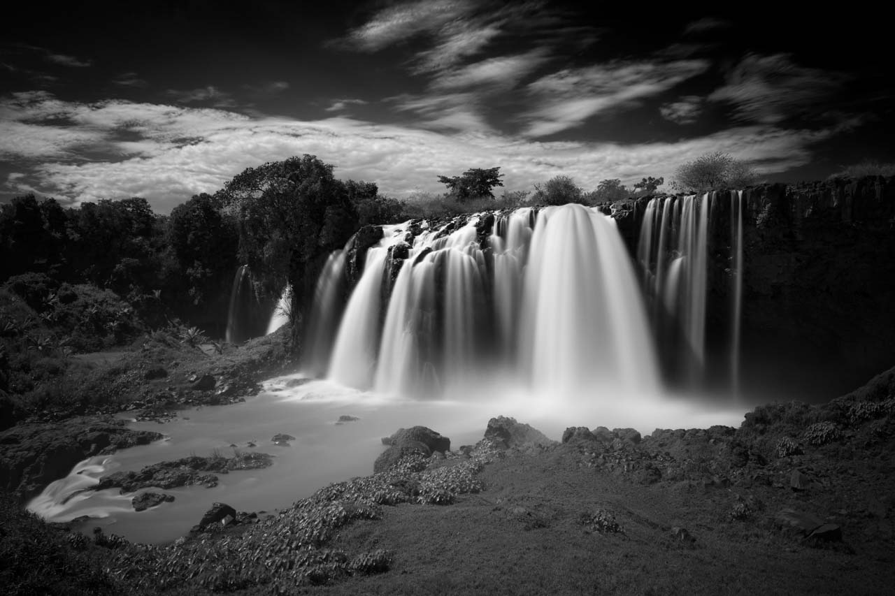Photo en noir et blanc des chutes di Nil bleu en Ethiopie à Tana. Photographie par Amar Guillen, artiste photographe.