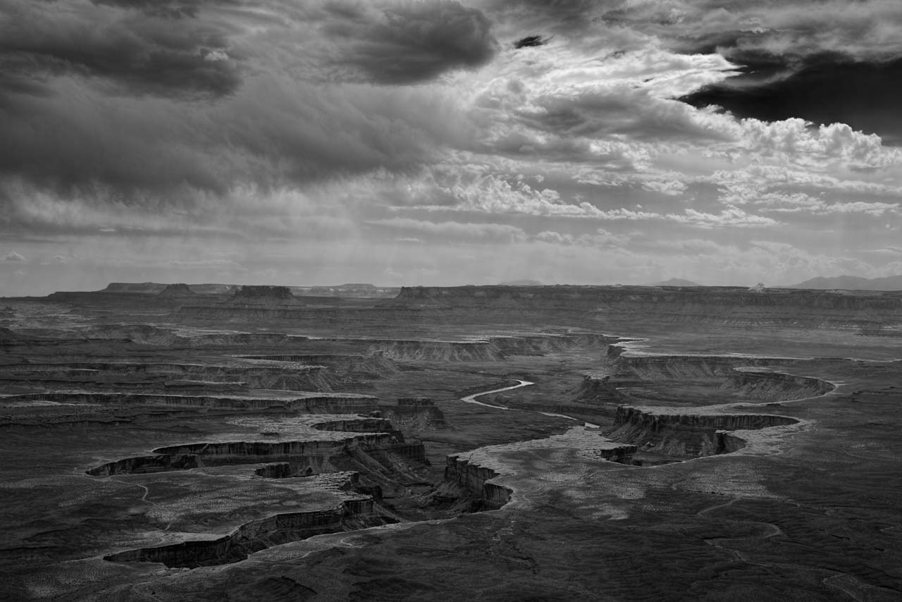 Paysage en noir et blanc de Island in the Sky dans les Canyonlands dans l'Utah. Photographie par Amar Guillen, artiste photographe.