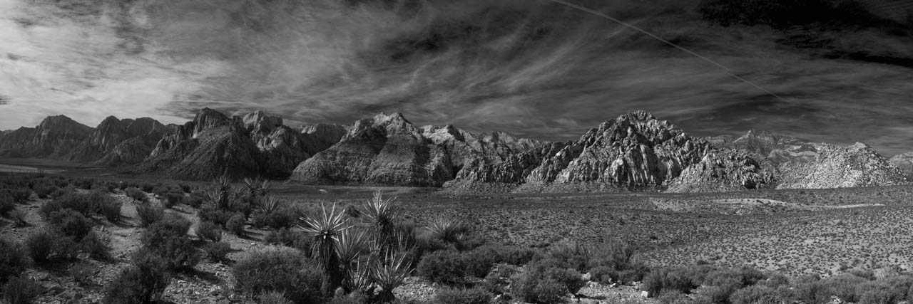 Paysage de Red Rock Canyon en noir et blanc. Photographie par Amar Guillen, artiste photographe.