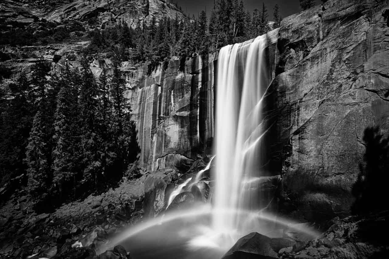 La cascade Vernal dans le Yosemite en Californie aux Etats-Unis. Photographie d'art en noir et blanc par Amar Guillen, artiste photographe.