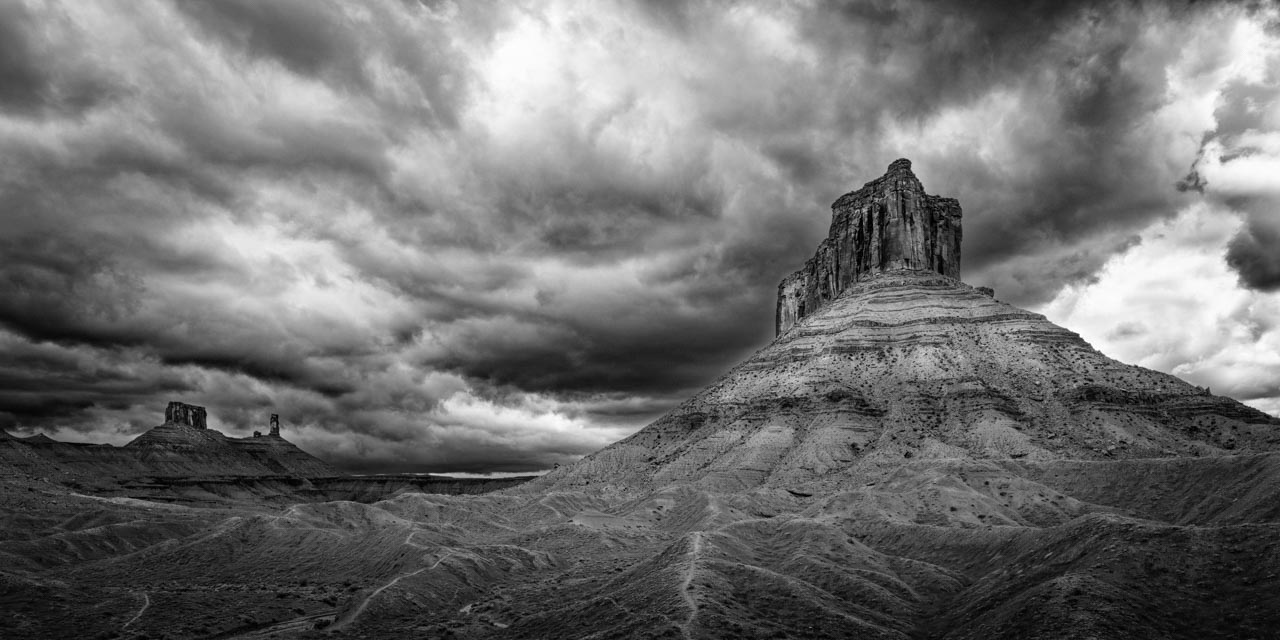 Paysage de Castle Valley dans l'état de l'Utah aux Etats-Unis. Photographie d'art en noir et blanc par Amar Guillen, artiste photographe.