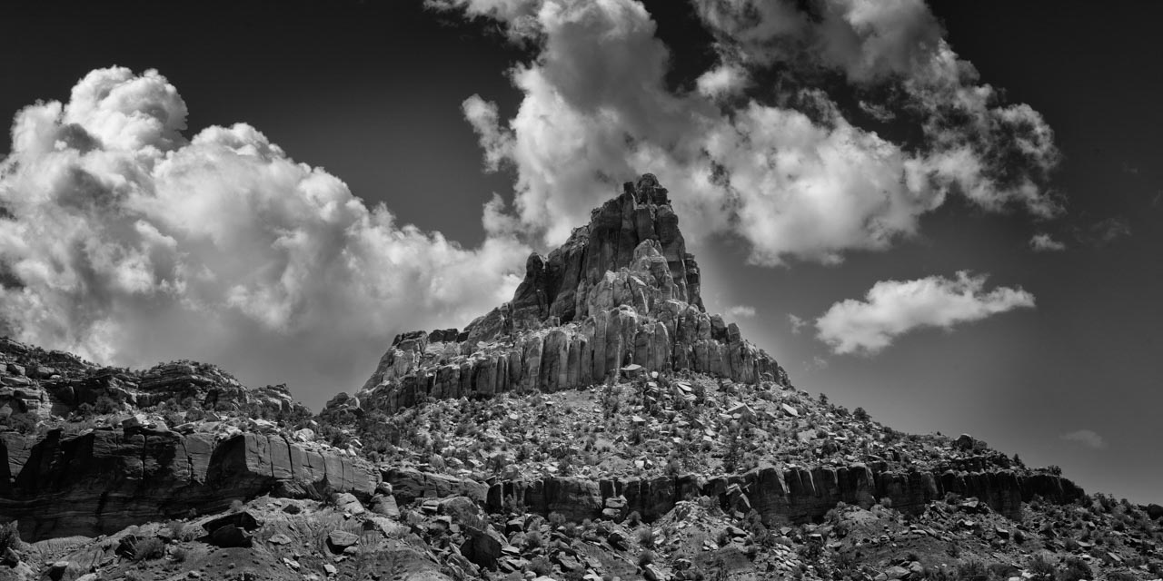 Paysage de Capitol Reef dans l'état de l'Utah aux Etats-Unis. Photographie d'art en noir et blanc par Amar Guillen, artiste photographe.